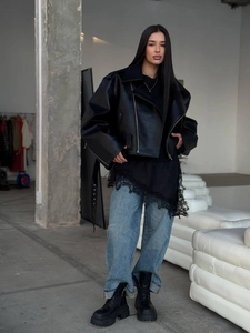 Veste en similicuir noir oversize pour femme avec haut en dentelle et jean bleu clair