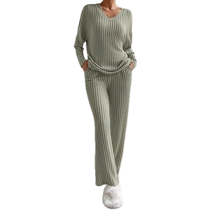 Ensemble détente en maille côtelée pour femme avec haut col V et pantalon large vert sauge