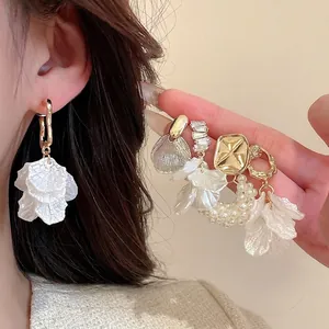 Élégant ensemble de boucles d'oreilles fleurs et perles avec cristaux dorés pour femme