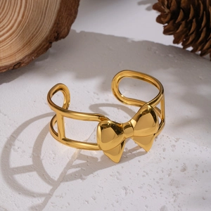 Bracelet manchette ouvert nœud plaqué or 18K élégant sur socle en pierre naturelle