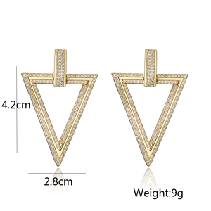 Detail der goldenen geometrischen Dreieckohrringe mit Zirkonia-Pavé und Größenangaben