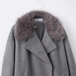 Veste grise style laine avec col épais en fausse fourrure et étiquette col