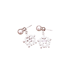 Silberne Schneeflocken-Ohrringe mit Zirkon und Perlen für einen eleganten Winter-Look
