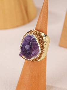 Anello con cristallo di ametista naturale, fascia martellata dorata e dettagli in pavé di diamanti