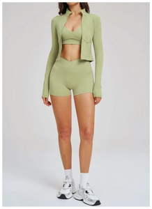 Set yoga 3 pezzi verde chiaro con giacca con zip e pantaloncini con vita a V sagomata