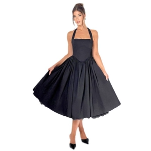 Sexy schwarzes ärmelloses Halter-Plisseekleid mit schmaler Passform und ausgestelltem Saum