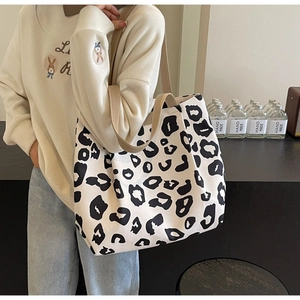 Vue détaillée du grand sac cabas en toile avec motif léopard noir et blanc et sangles