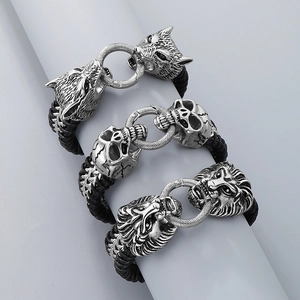 Makro-Detail der Herren Lederarmbänder mit Wolf, Löwe und Totenkopf Metall-Anhängern