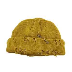Bonnet en tricot jaune gingembre avec trous usés, anneaux argentés et épingle