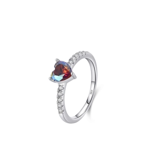Bague cœur en argent S925 avec pierre opale colorée et détails en oxyde de zirconium