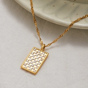 Collier luxueux en acier titane doré avec pendentif en cristal à damier carré