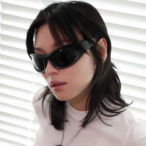 Y2K sporty wraparound sunglasses in black for men and women with streamlined frame