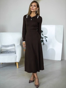Dunkelbraunes Strickkleid im französischen Stil mit weißem Polo-Kragen und Knopf