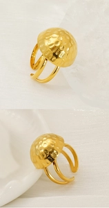 Dettaglio dell'anello bombato martellato dorato con design a doppia fascia