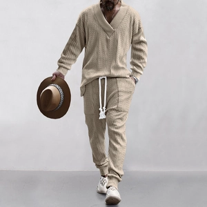 Detail eines V-Ausschnitt-Stricksets für Herren mit Zopfmuster und Kordelzug an der Taille