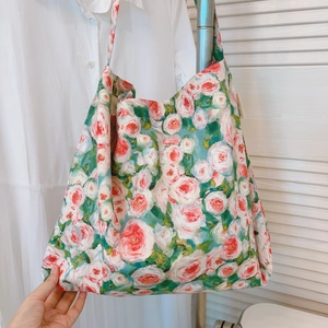 Dettaglio della borsa tote in tela con stampa a fiori e rose in stile pittura a olio