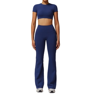 Ensemble de yoga bleu marine avec haut court et pantalon évasé à taille haute sport