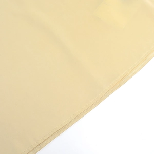 Vue détaillée du tissu satiné jaune pâle avec des coutures doubles renforcées de qualité