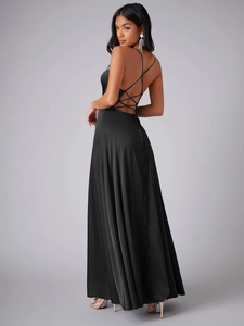 Détail d'une robe de soirée en satin noir montrant le design dos nu à lacets croisés