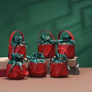 Weihnachts-Geschenktaschen aus rotem PU-Leder mit grünem Samtbeutel und Goldnieten