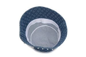 Vue détaillée du chapeau bob en denim bleu foncé avec bordure de perles et motif