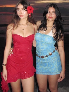 Rotes Rüschen-Sommerkleid und blaues Blumen-Trägerkleid für den Strandurlaub von Damen