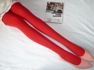 Vue de dessus de collants en velours rouge mat avec des chaussures plates roses pointues