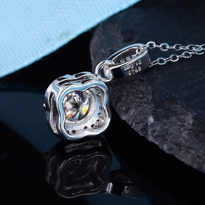 Collana a quadrifoglio in argento S925 con ciondolo in moissanite 1.0ct su roccia