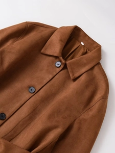 Detail der Karamell-Wildlederjacke mit Fokus auf Revers, Schulter und Nähte
