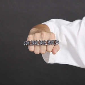 Vue macro du bracelet à maillons crâne punk gothique avec finition en métal noir vintage