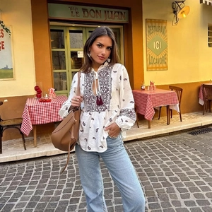 Weiße Boho-Bluse für Damen mit V-Ausschnitt, Stickerei, Quasten und Laternenärmeln
