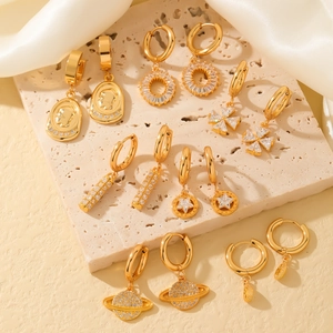 Orecchini Pendenti Huggie In Acciaio Inossidabile Dorato Con Perno In Rame Zircone Pianeta Stella Gioielli Donna