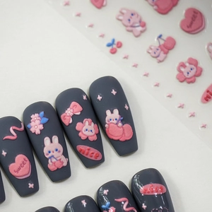 Adesivi per unghie 5D con coniglietti rosa, cuori e fiocchi su unghie finte grigie