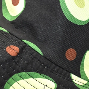 Détail de l'imprimé avocat sur bob noir avec coutures de renfort sur le bord du chapeau