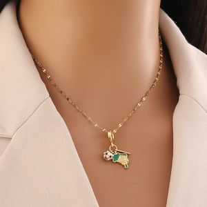 Collana dorata con ciondolo mappa del Brasile e calcio indossata da modella