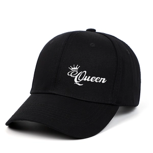 Cappellino da baseball nero con ricamo Queen bianco e corona vista laterale 45 gradi