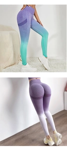 Vue détaillée du legging de yoga sans couture dégradé avec texture sculptante fessier