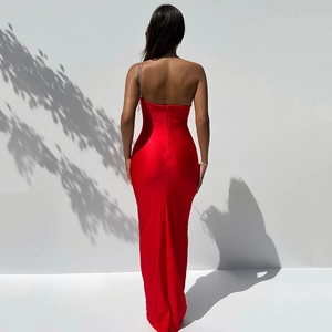 Vue arrière de la robe de soirée rouge dos nu avec bretelles en strass brillants