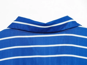 Vue macro d'un col de chemise rayé bleu montrant les coutures et la texture du tissu