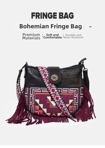 Dettaglio borsa bohémien in pelle nera con frange viola e ricamo in stile etnico retrò