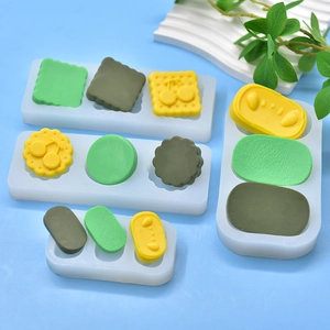 Moules en silicone pour biscuits cerises pour savon DIY et fondant sur fond bleu