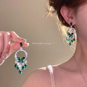 Orecchini a farfalla verde smeraldo con nappe di strass e pendenti in finitura argento