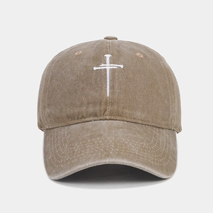 Detailaufnahme der Baseballkappe aus gewaschener Baumwolle mit Kreuz-Nagel-Stickerei