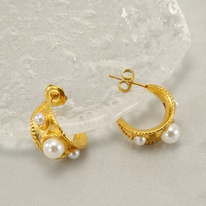 Élégantes boucles d'oreilles créoles C dorées vintage avec perles blanches et milgrain