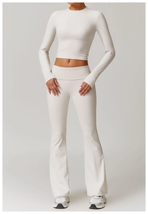 Détail du pantalon de yoga évasé taille haute et haut court à manches longues blanc crème
