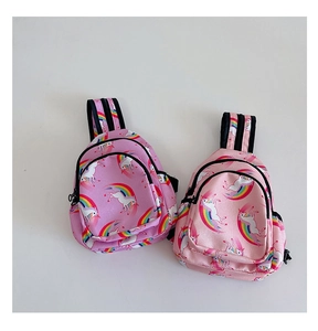 Detalle de mini mochilas para niños con diseño de unicornio y arcoíris en lila y rosa