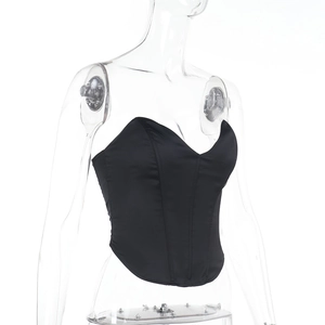 Détail du haut bustier noir avec armature structurée sur un mannequin d'exposition