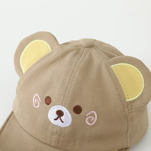 Süße Baby-Basecap aus Baumwolle in Khaki mit 3D-Bärenohren und gesticktem Bärengesicht