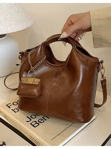 Vintage Oil Wax PU Leather Women Tote Shoulder Bag With Mini Charm Gold Chain Adjustable Strap Handbag And Pouch