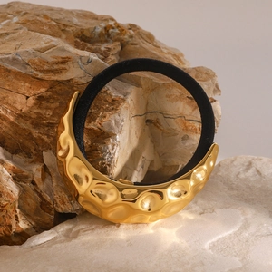 Élastique à cheveux minimaliste en acier doré 18k avec plaque martelée en forme de C